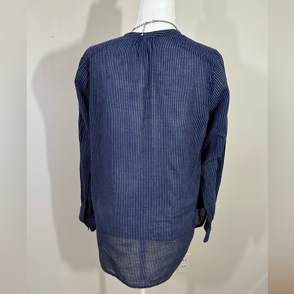 Old Navy sz med tunic in a lightweight blue with a white pinstripe - Picture 8 of 12